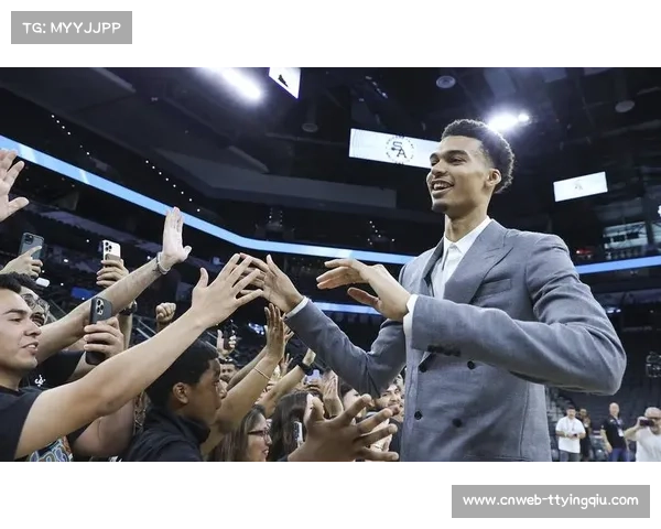 文班亚马盛赞哈珀配合默契表示已准备迎接空接新组合时代